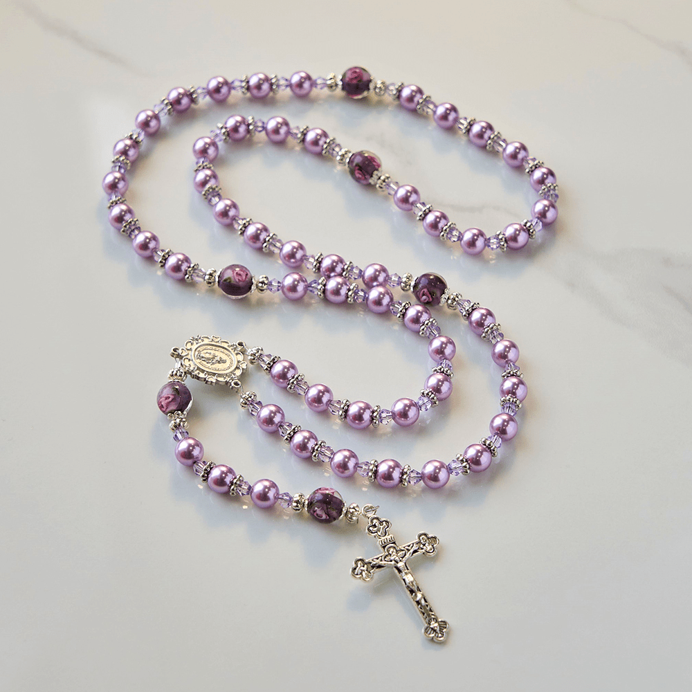 Christianartworkshop Wundertätige Medaille und Kruzifix, 8 mm, violette Perle und Kristall, handgefertigter Rosenkranz – heilige Perlen für heilige Gebete - Lila - image 0