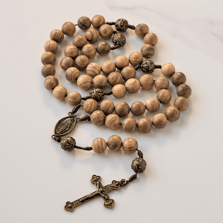 Christianartworkshop 10 mm großer handgefertigter Rosenkranz aus Adlerholz und Metallwolkenperlen – eine heilige Mischung aus Tradition und Glauben