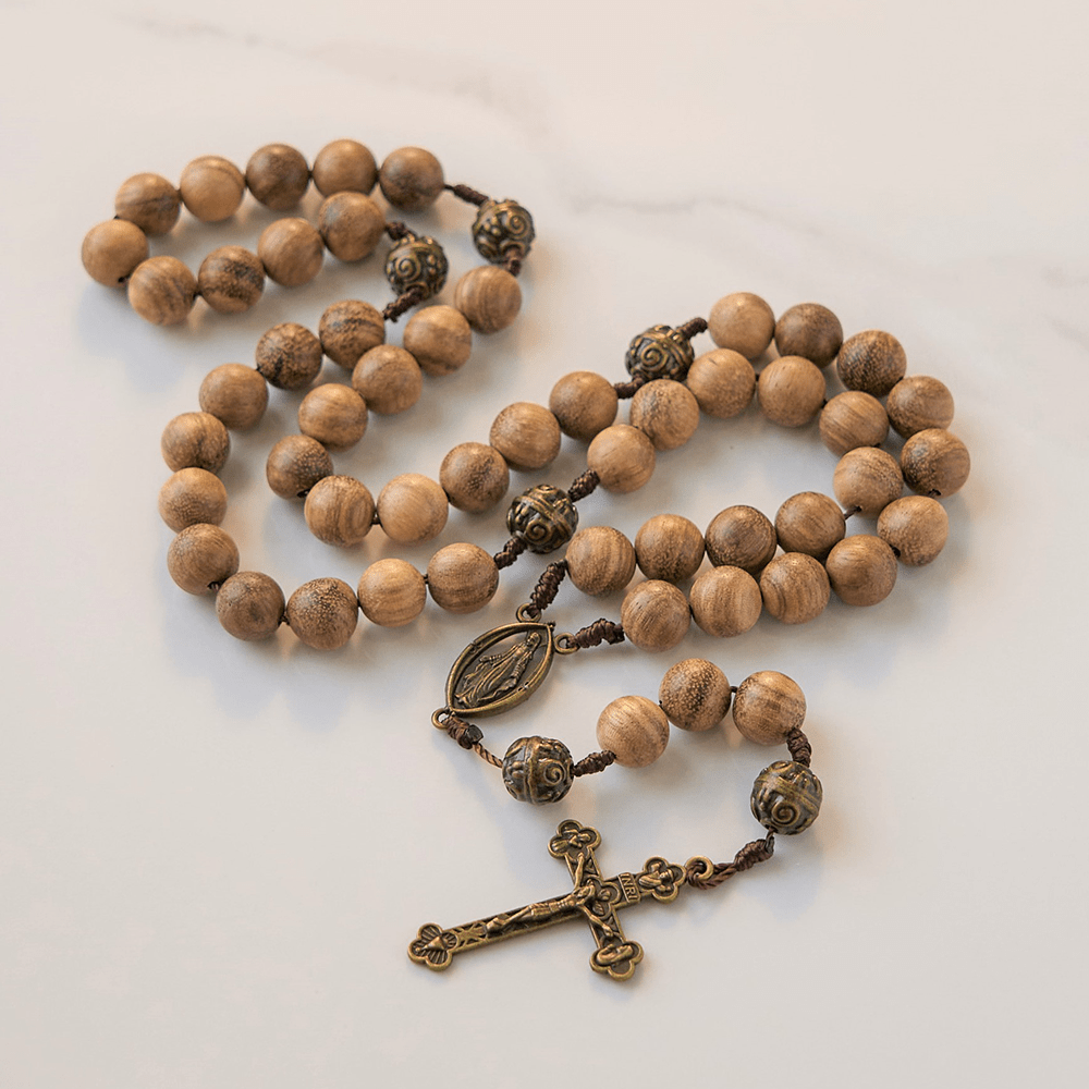 Christianartworkshop 10 mm großer handgefertigter Rosenkranz aus Adlerholz und Metallwolkenperlen – eine heilige Mischung aus Tradition und Glauben