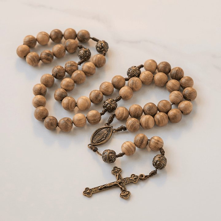 Christianartworkshop 10 mm großer handgefertigter Rosenkranz aus Adlerholz und Metallwolkenperlen – eine heilige Mischung aus Tradition und Glauben