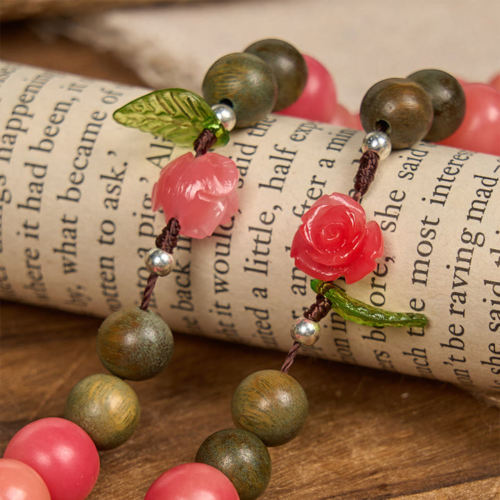 Christianartworkshop Handgefertigter Blumenrosenkranz mit grünem Sandelholz und pfirsichrosa Bodhi-Rocailles-Perlen – Eine florale Hommage an das Heilige Herz