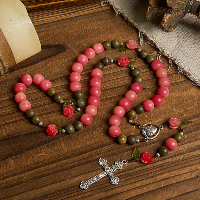 Christianartworkshop Handgefertigter Blumenrosenkranz mit grünem Sandelholz und pfirsichrosa Bodhi-Rocailles-Perlen – Eine florale Hommage an das Heilige Herz
