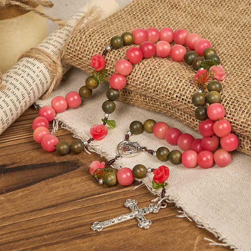 Christianartworkshop Handgefertigter Blumenrosenkranz mit grünem Sandelholz und pfirsichrosa Bodhi-Rocailles-Perlen – Eine florale Hommage an das Heilige Herz