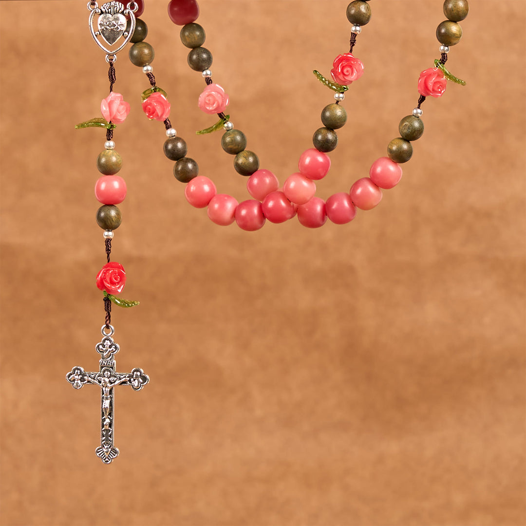 Christianartworkshop Handgefertigter Blumenrosenkranz mit grünem Sandelholz und pfirsichrosa Bodhi-Rocailles-Perlen – Eine florale Hommage an das Heilige Herz