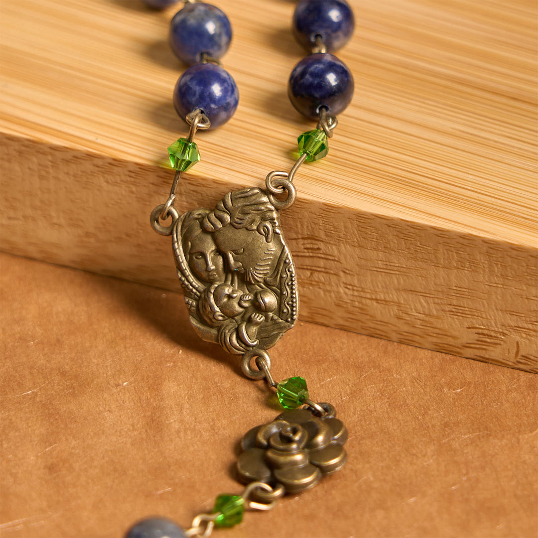 Christianartworkshop Handgefertigter Rosenkranz mit Lapisperlen und Blumenmedaillon – Eine göttliche Widerspiegelung von Familie und Glauben