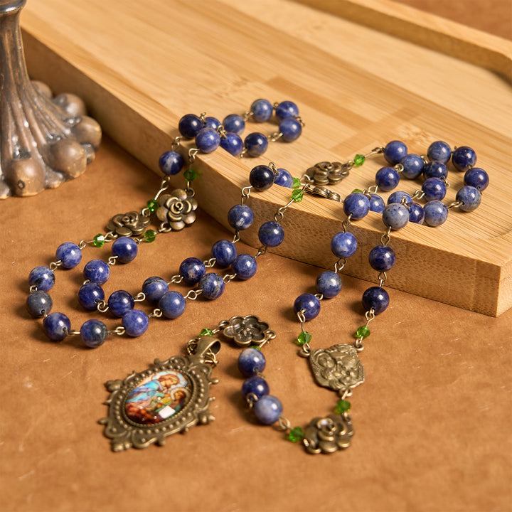 Christianartworkshop Handgefertigter Rosenkranz mit Lapisperlen und Blumenmedaillon – Eine göttliche Widerspiegelung von Familie und Glauben