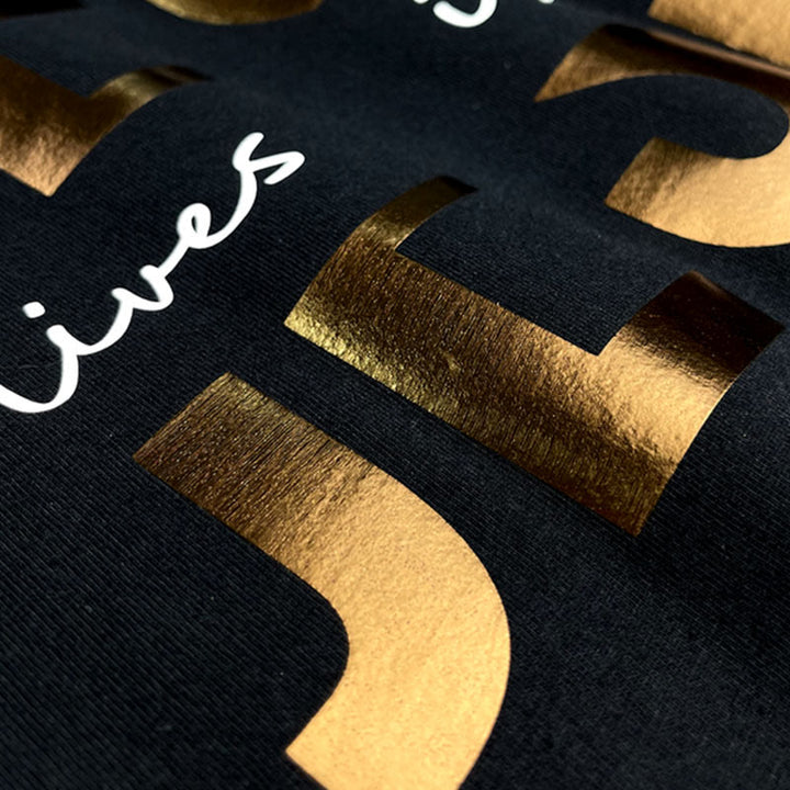 Christianartworkshop Glamorous Faith Jesus Lives in Me Christliches T-Shirt mit goldenem Text - image 3