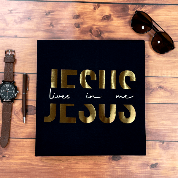 Christianartworkshop Glamorous Faith Jesus Lives in Me Christliches T-Shirt mit goldenem Text