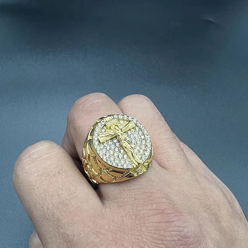 Christianartworkshop Schmücken Sie Ihren Glauben: Der Kruzifixring mit göttlichem goldenen Muster und Edelsteinen