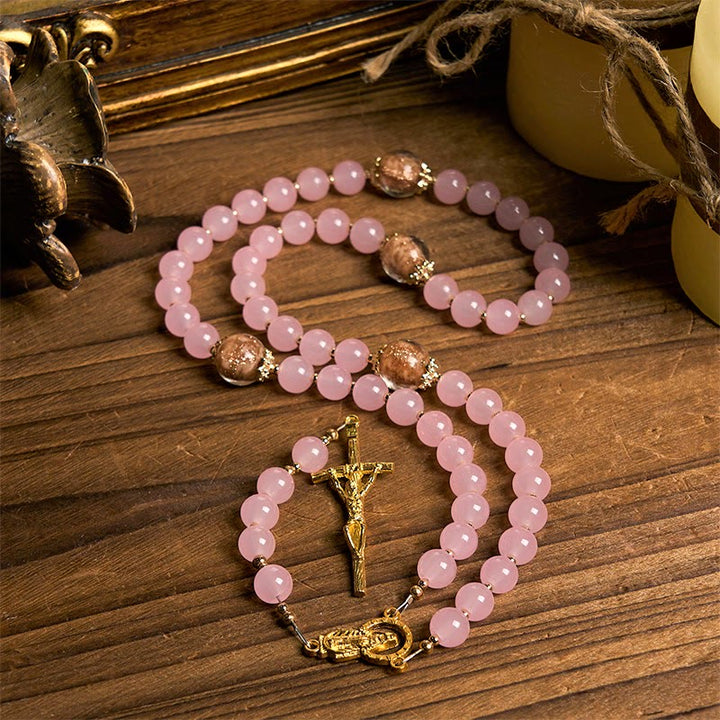 Christianartworkshop Handgefertigter Rosenkranz mit rosa Chalcedon und goldenem Porzellansand, Vaterunser-Perlen
