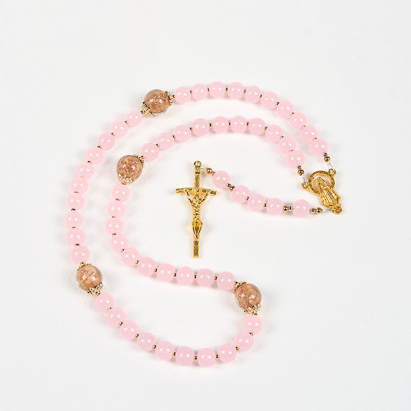 Christianartworkshop Handgefertigter Rosenkranz mit rosa Chalcedon und goldenem Porzellansand, Vaterunser-Perlen