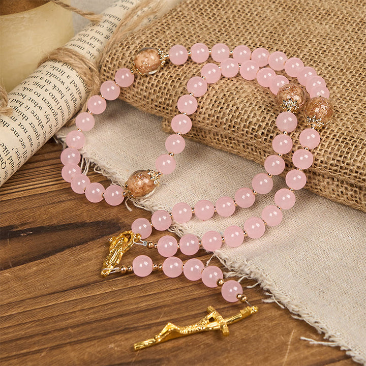 Christianartworkshop Handgefertigter Rosenkranz mit rosa Chalcedon und goldenem Porzellansand, Vaterunser-Perlen
