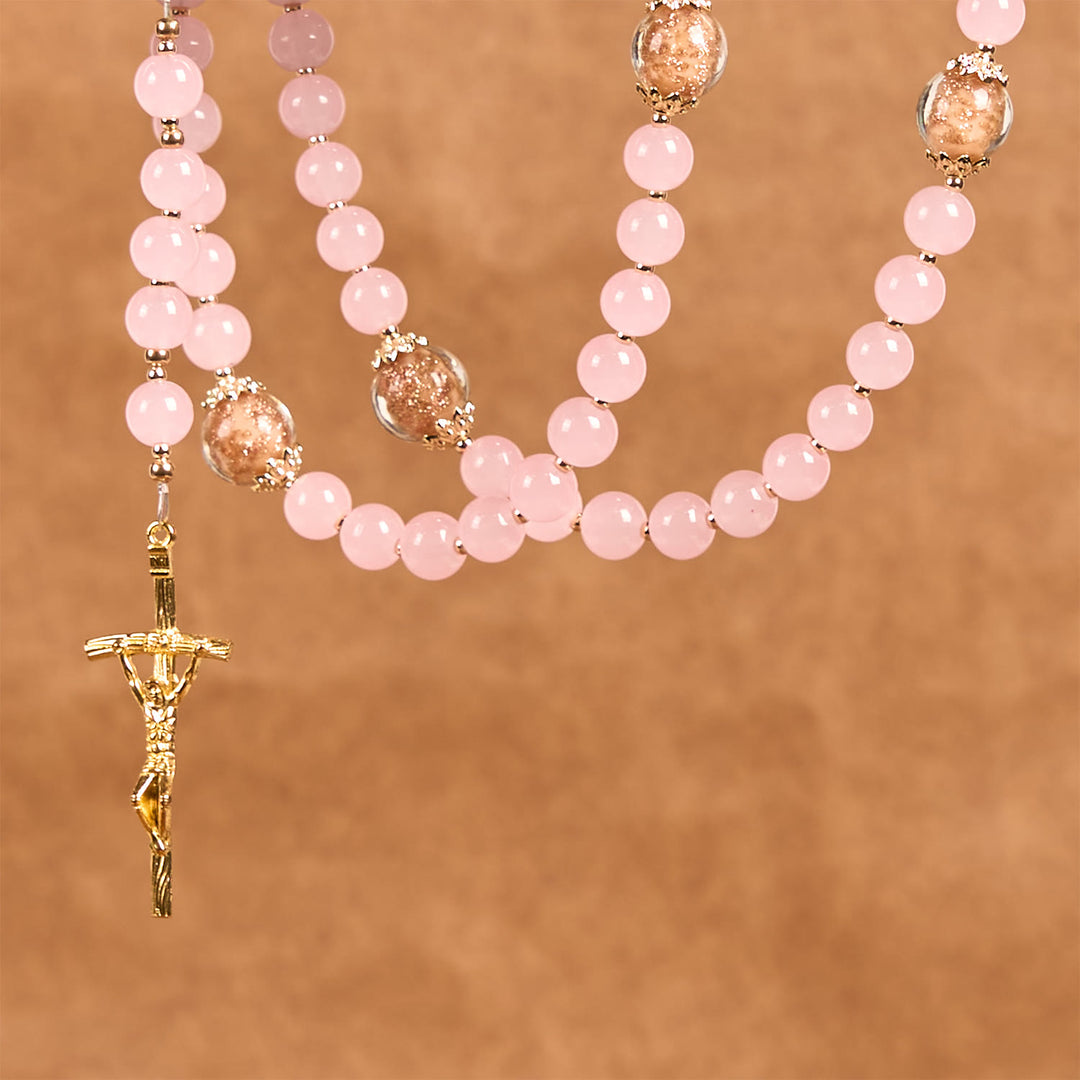 Christianartworkshop Handgefertigter Rosenkranz mit rosa Chalcedon und goldenem Porzellansand, Vaterunser-Perlen