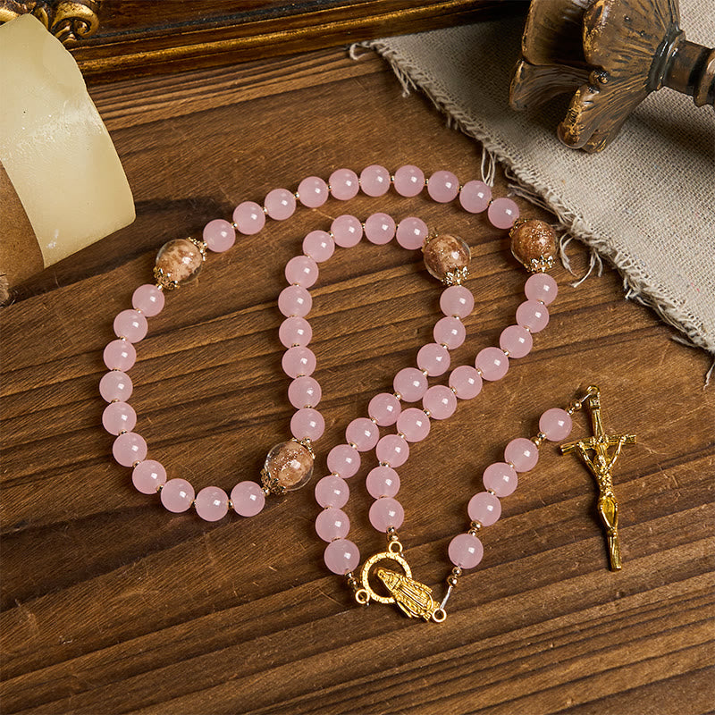 Christianartworkshop Handgefertigter Rosenkranz mit rosa Chalcedon und goldenem Porzellansand, Vaterunser-Perlen