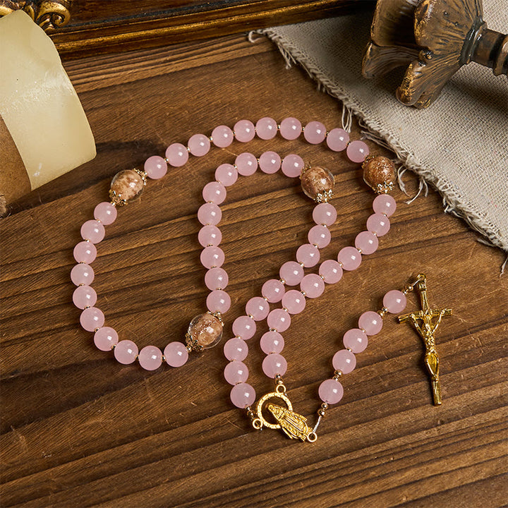 Christianartworkshop Handgefertigter Rosenkranz mit rosa Chalcedon und goldenem Porzellansand, Vaterunser-Perlen