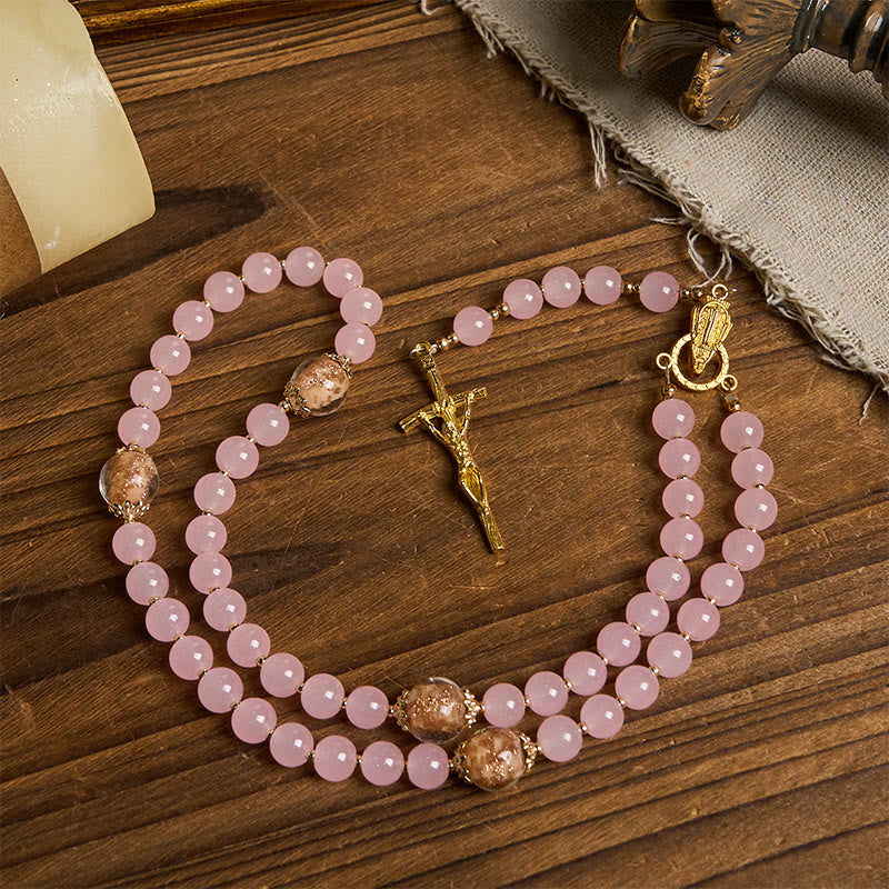 Christianartworkshop Handgefertigter Rosenkranz mit rosa Chalcedon und goldenem Porzellansand, Vaterunser-Perlen
