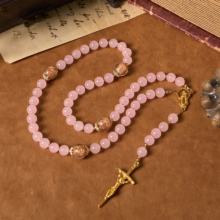 Christianartworkshop Handgefertigter Rosenkranz mit rosa Chalcedon und goldenem Porzellansand, Vaterunser-Perlen