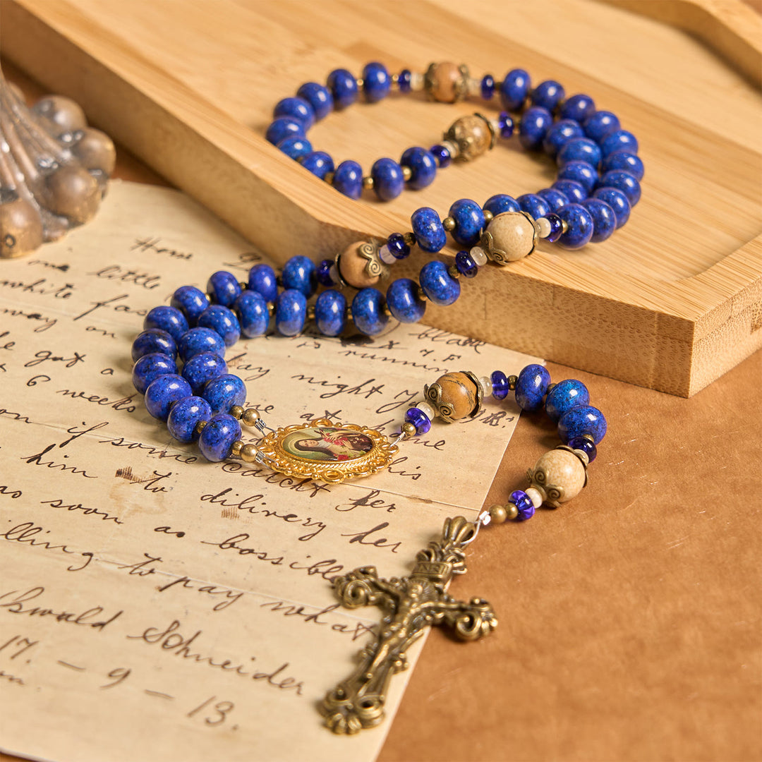 Christianartworkshop Handgefertigte Medaille und Kruzifix der Heiligen Therese von Lisieux, 8 x 10 mm, Oblate, Lapislazuli und Kartenstein, Rosenkranz - image 3