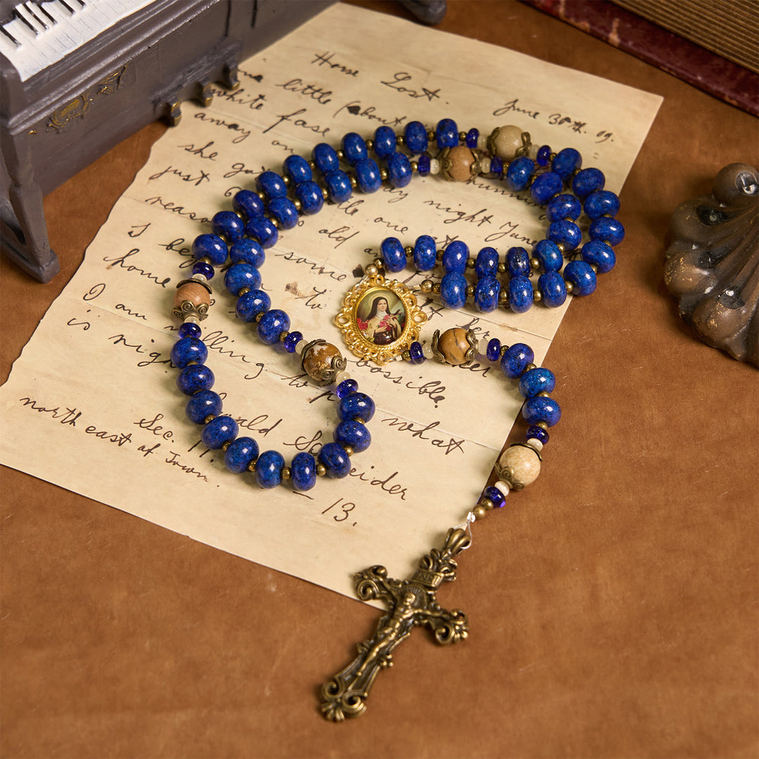 Christianartworkshop Handgefertigte Medaille und Kruzifix der Heiligen Therese von Lisieux, 8 x 10 mm, Oblate, Lapislazuli und Kartenstein, Rosenkranz - Lapislazuli-Abakusperlen - image 0