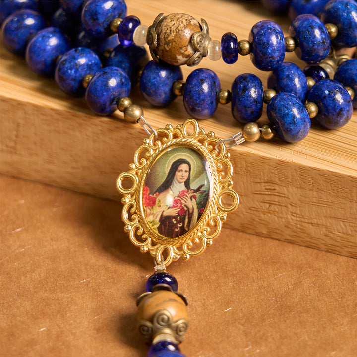 Christianartworkshop Handgefertigter Rosenkranz aus Lapislazuli und Landkarte der Heiligen Therese von Lisieux, Medaille und Kruzifix, 8 x 10 mm - image 5
