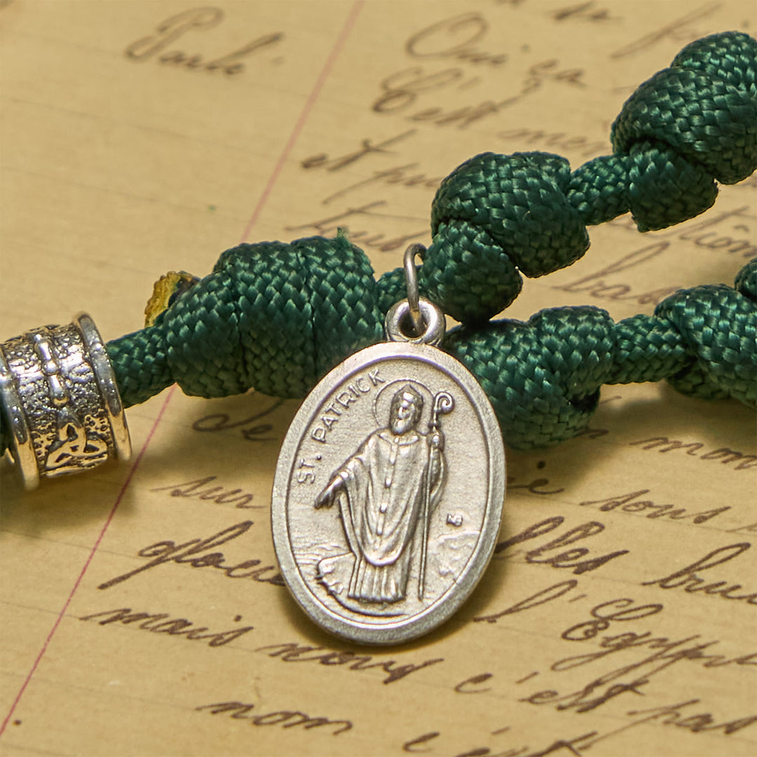 Christianartworkshop St. Patrick Medaille Dunkelgrün Keltischer Stil Kreuz Handgefertigt Inspiriert Paracord Geknoteter Rosenkranz - image 3