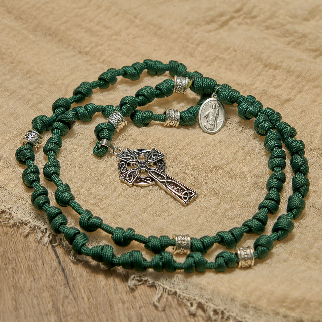 Christianartworkshop St. Patrick Medaille Dunkelgrün Keltischer Stil Kreuz Handgefertigt Inspiriert Paracord Geknoteter Rosenkranz - image 2