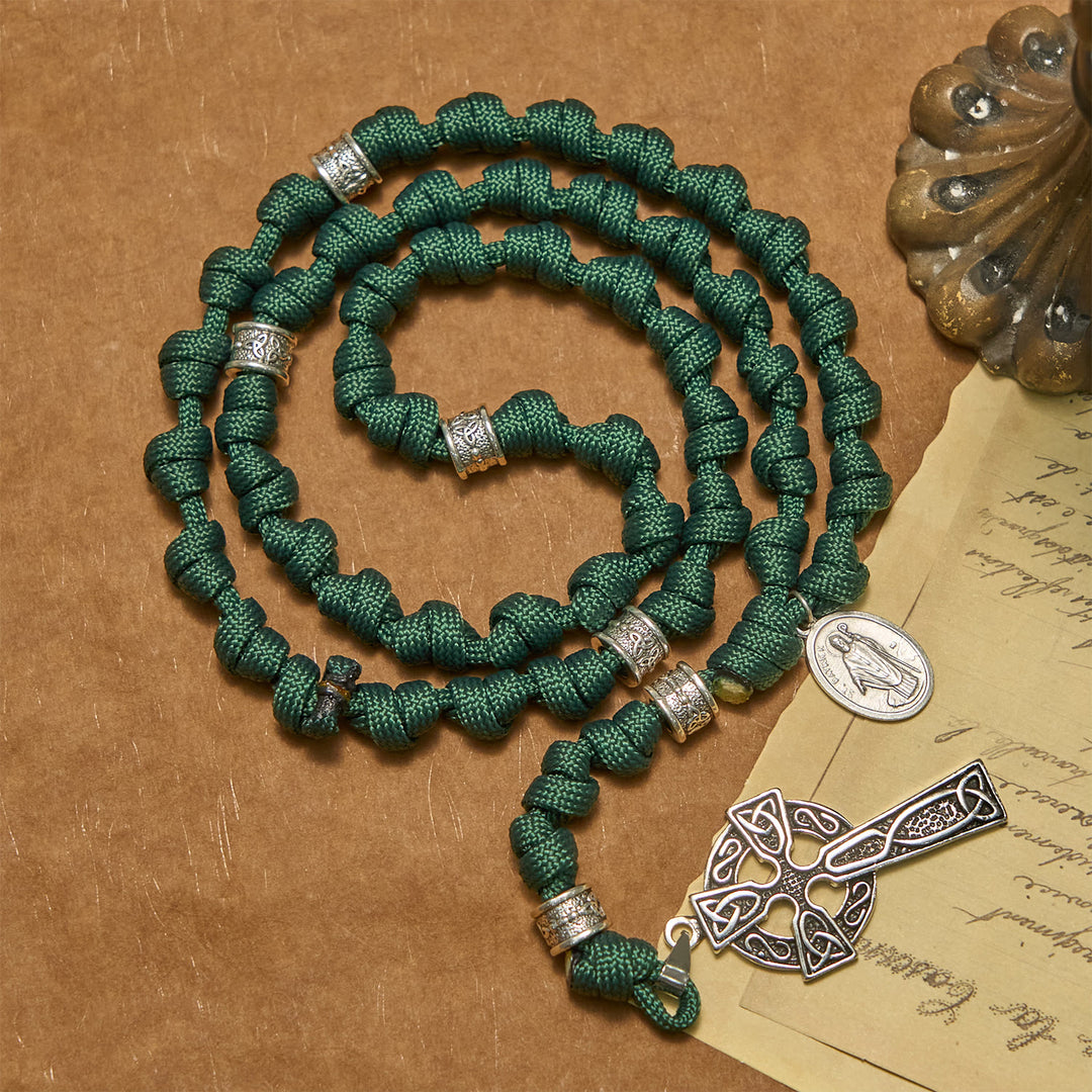 Christianartworkshop St. Patrick Medaille Dunkelgrün Keltischer Stil Kreuz Handgefertigt Inspiriert Paracord Geknoteter Rosenkranz - Geknoteter Rosenkranz St. Patrick - image 0