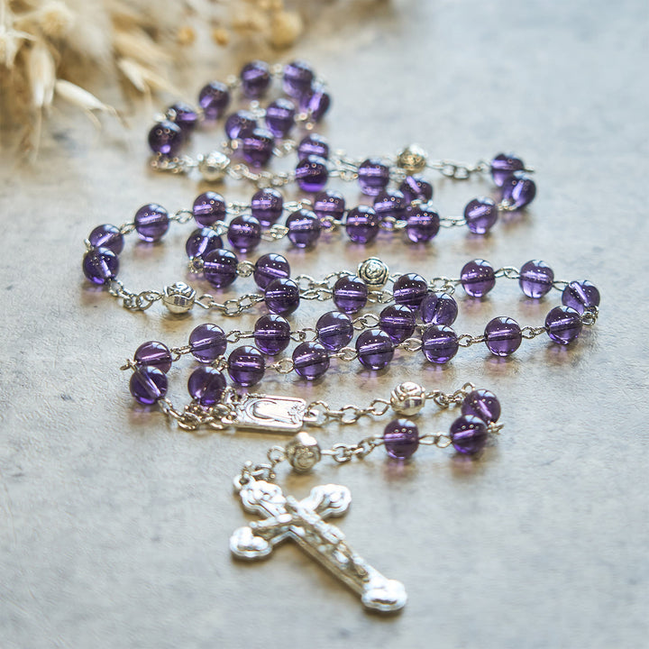 Christianartworkshop Andachts-Rosenkranz aus transparenten violetten Glasperlen mit Rosen-Vater-Unser-Perlen