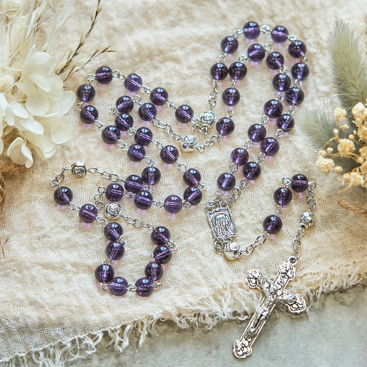 Christianartworkshop Andachts-Rosenkranz aus transparenten violetten Glasperlen mit Rosen-Vater-Unser-Perlen