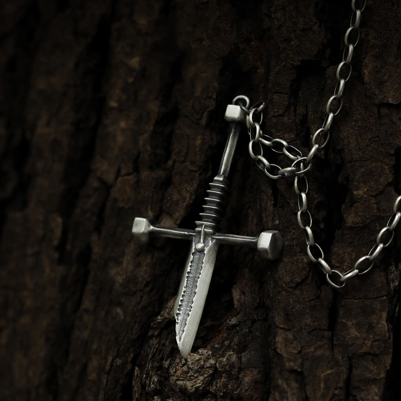 Christianartworkshop Halskette mit Kreuz aus 999er Sterlingsilber mit zerbrochenem Schwert: Ein mutiges Statement für Widerstandsfähigkeit und Stil - image 4