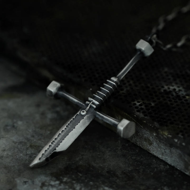 Christianartworkshop Halskette mit Kreuz aus 999er Sterlingsilber mit zerbrochenem Schwert: Ein mutiges Statement für Widerstandsfähigkeit und Stil - image 4
