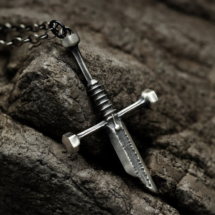 Christianartworkshop Halskette mit Kreuz aus 999er Sterlingsilber mit zerbrochenem Schwert: Ein mutiges Statement für Widerstandsfähigkeit und Stil - 999 Sterling Silber - image 1