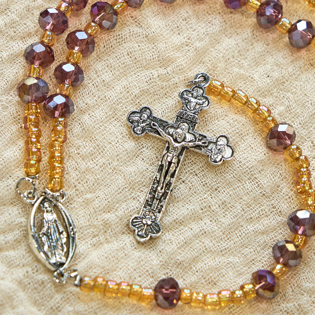 Christianartworkshop Handgefertigtes Kruzifix, violetter Kristall und Glas, Unsere Liebe Frau Perlen, Göttliche Gnade, Rosenkranz