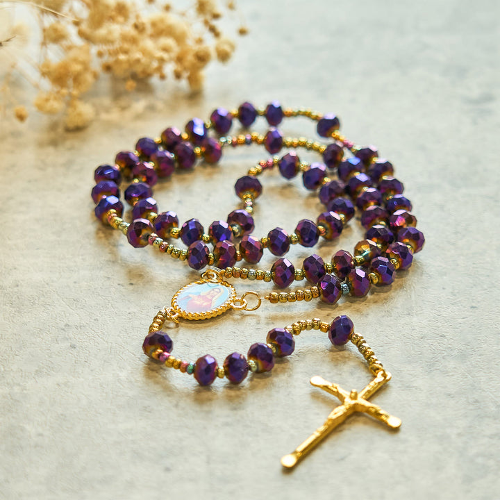Christianartworkshop Rosenkranz mit Medaille und Kruzifix Unserer Lieben Frau aus 8 mm violetten Glas- und Kristallperlen