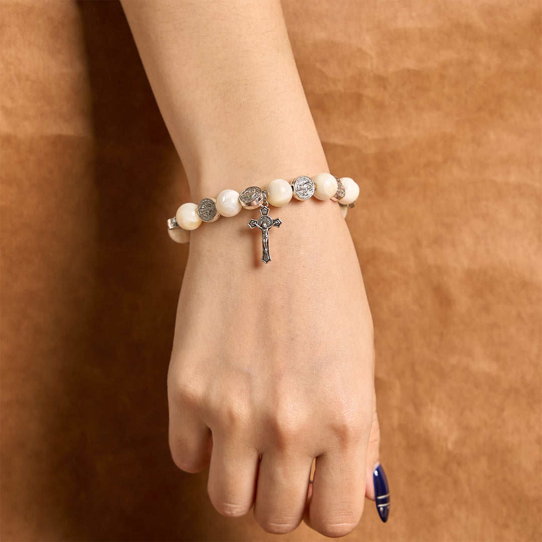 Christianartworkshop Armband mit weißem Kruzifix: Ein stilvolles Zeichen der Hingabe