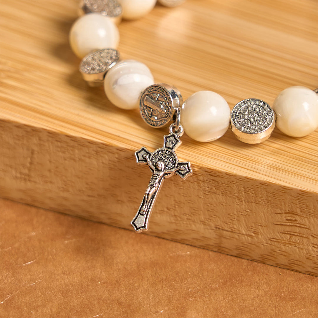 Christianartworkshop Armband mit weißem Kruzifix: Ein stilvolles Zeichen der Hingabe