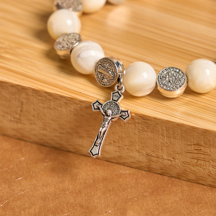 Christianartworkshop Armband mit weißem Kruzifix: Ein stilvolles Zeichen der Hingabe