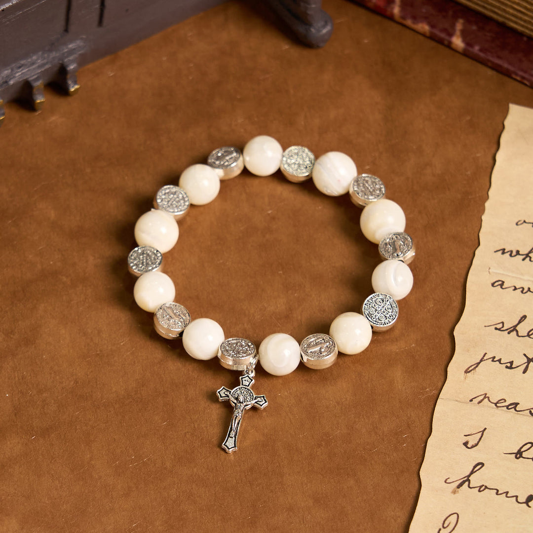 Christianartworkshop Armband mit weißem Kruzifix: Ein stilvolles Zeichen der Hingabe
