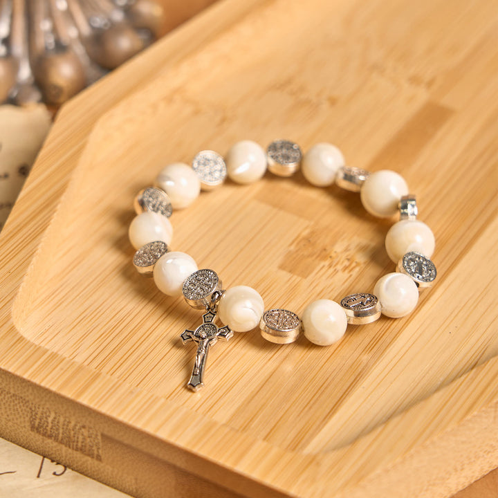 Christianartworkshop Armband mit weißem Kruzifix: Ein stilvolles Zeichen der Hingabe