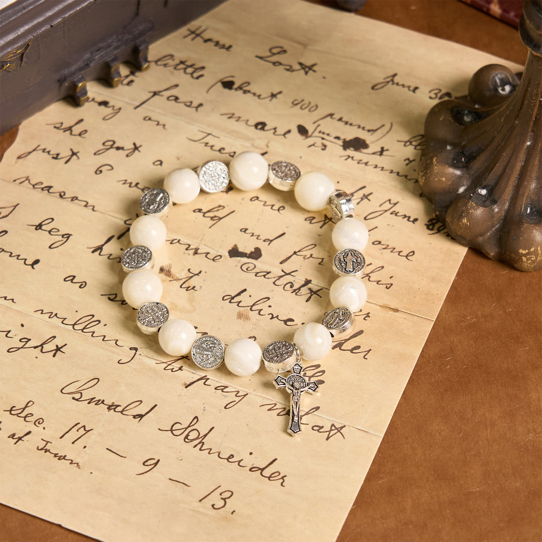 Christianartworkshop Armband mit weißem Kruzifix: Ein stilvolles Zeichen der Hingabe