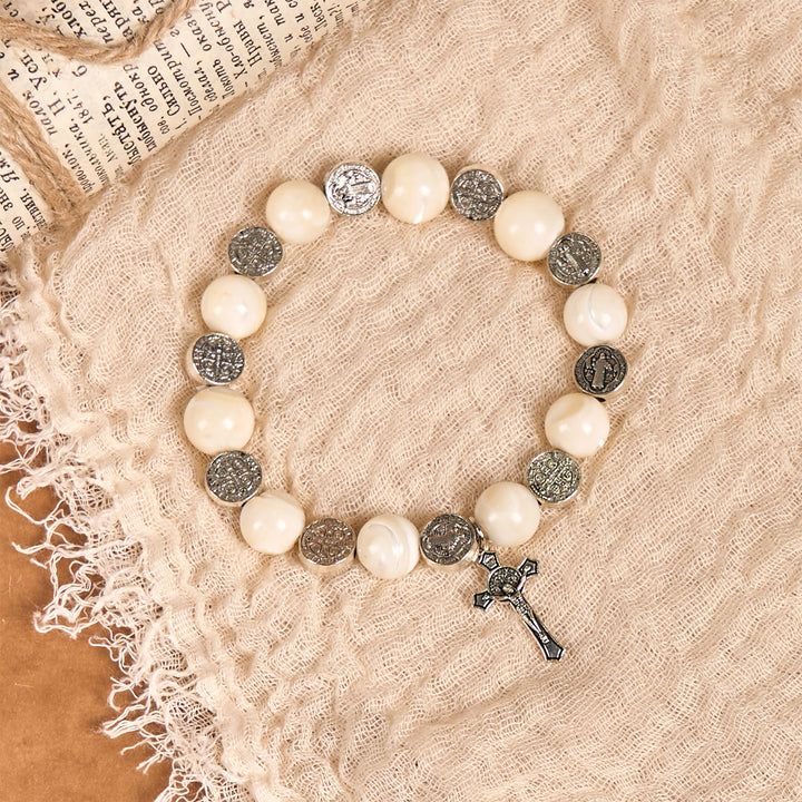 Christianartworkshop Armband mit weißem Kruzifix: Ein stilvolles Zeichen der Hingabe