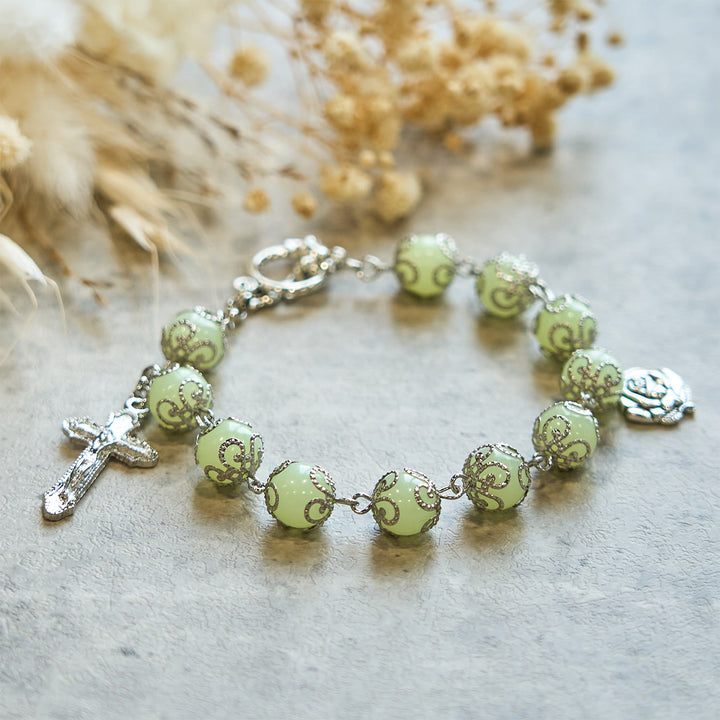 Christianartworkshop Leuchtendes Armband mit grünen Perlen und Kruzifix in Rose: Verträumtes Licht des Glaubens