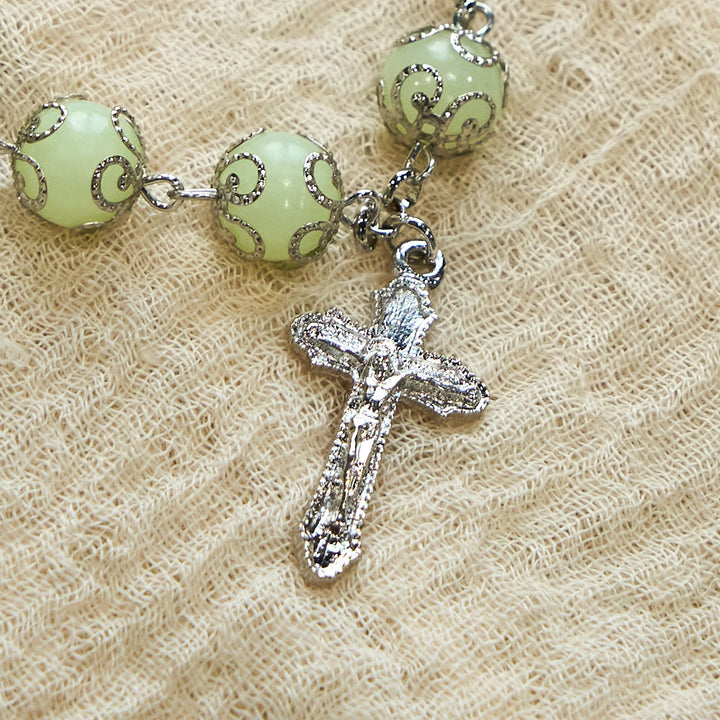 Christianartworkshop Leuchtendes Armband mit grünen Perlen und Kruzifix in Rose: Verträumtes Licht des Glaubens
