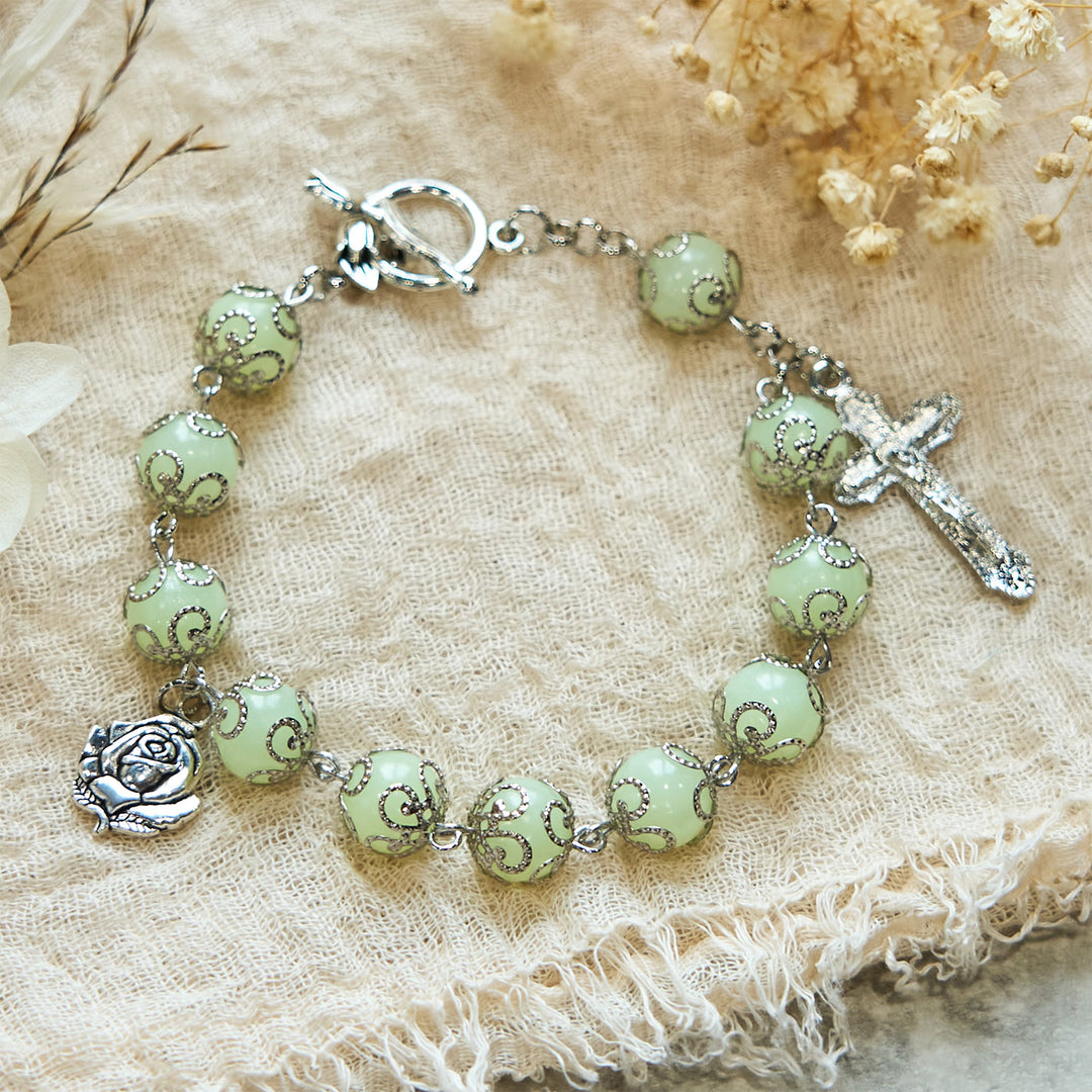 Christianartworkshop Leuchtendes Armband mit grünen Perlen und Kruzifix in Rose: Verträumtes Licht des Glaubens