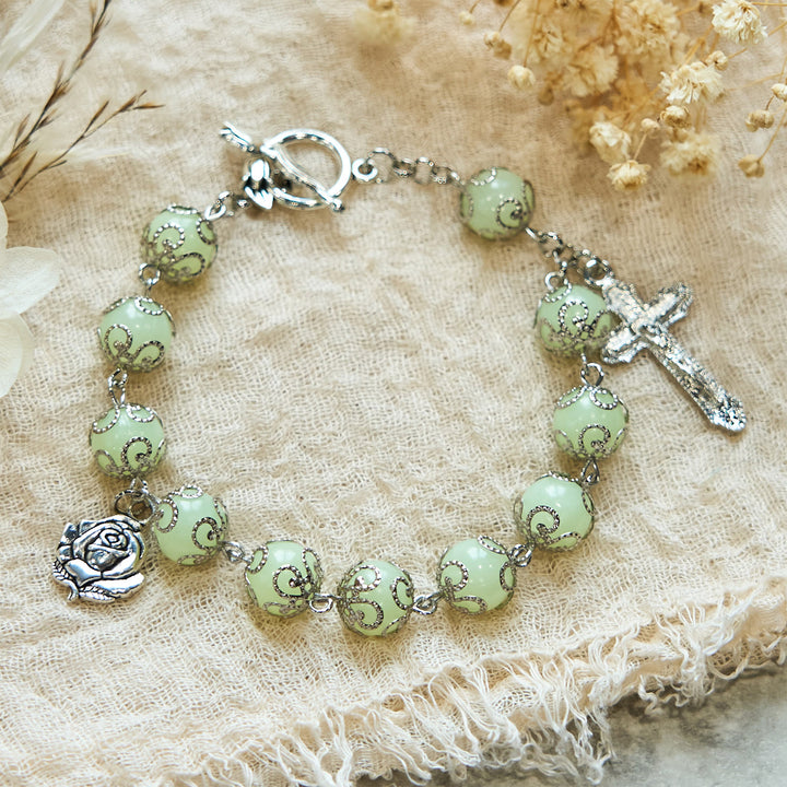 Christianartworkshop Leuchtendes Armband mit grünen Perlen und Kruzifix in Rose: Verträumtes Licht des Glaubens