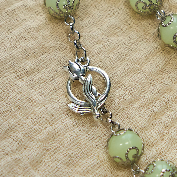 Christianartworkshop Leuchtendes Armband mit grünen Perlen und Kruzifix in Rose: Verträumtes Licht des Glaubens