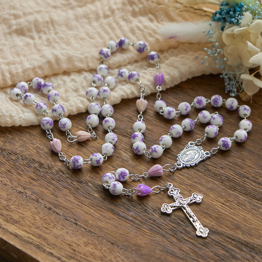Christianartworkshop GEBETSVOLLER GLAUBE: Handgefertigter Rosenkranz aus lila Blumenperlen mit Geschenkkarte - image 2