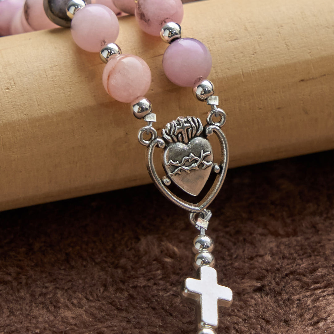 Christianartworkshop Handgefertigter Rosenkranz mit rosa runden Perlen und Kruzifix – Eine florale Hommage an das Heilige Herz