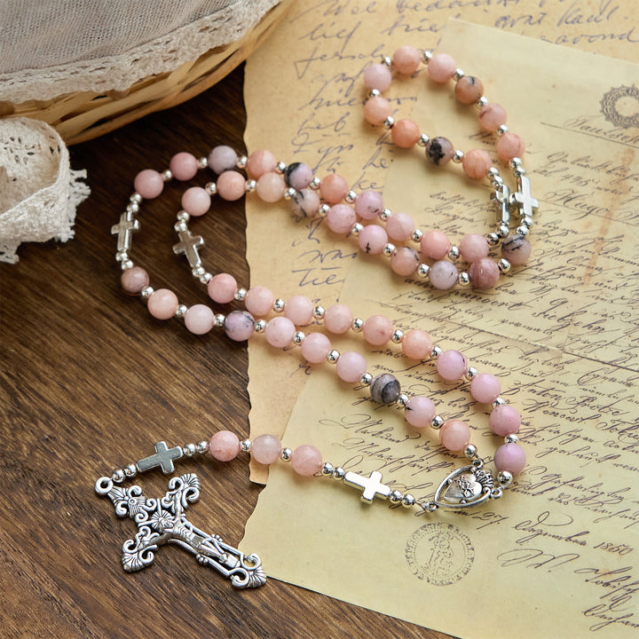 Christianartworkshop Handgefertigter Rosenkranz mit rosa runden Perlen und Kruzifix – Eine florale Hommage an das Heilige Herz