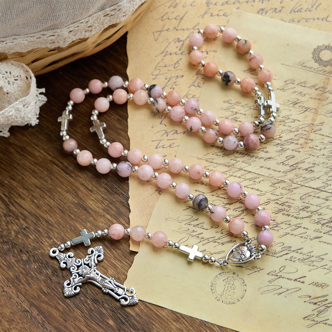 Christianartworkshop Handgefertigter Rosenkranz mit rosa runden Perlen und Kruzifix – Eine florale Hommage an das Heilige Herz - Blumenrosenkranz - image 0